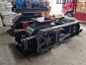 小型對輥猎奇软件和雙齒輥猎奇软件發往河南登封破碎保溫陶瓷