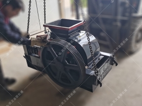 2PGC400X250小型雙齒輥猎奇软件發往安徽蚌埠破碎玻璃
