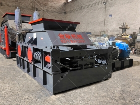 2PGC800X900大型雙齒輥猎奇软件發往山東濟寧破碎石頭